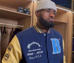 Kaiyun-爆了！詹皇暂停斜眼瞪队友，这表情连东契奇都顶不住，何况是顿宝